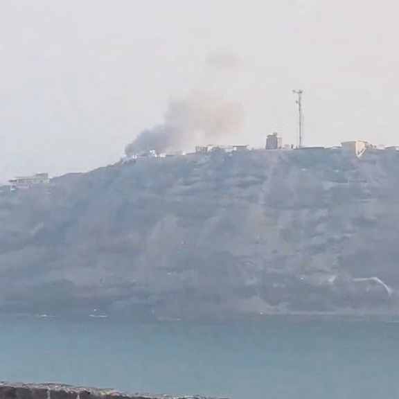 ستون دود برخاسته از کاخ ریاستجمهوری در شهر عدن، یمن، پس از حملات موشکی حوثیها در ۲۳ مهر ۱۴۰۵، رویترز.