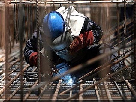 روزنامه اعتماد: در چهار ماه اول امسال ۱۷ کارگر ساختمانی به دلیل حوادث شغلی جان باختند