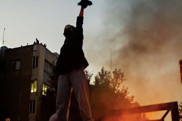 زعيم أهل السنة في إيران يدين التحرش بالمعتقلات.. ولجنة حقوق الإنسان التابعة للنظام تنفي