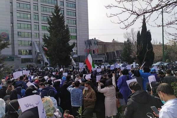 الطواقم الطبية الإيرانية يتجمعون أمام وزارة الصحة احتجاجاً على الظروف المعيشية