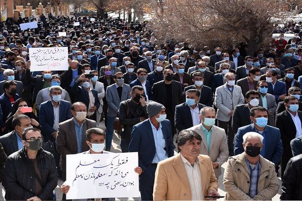 وزير التعليم الإيراني محذرًا من استمرارها: احتجاجات المعلمين "انتهاك" لحقوق الطلاب