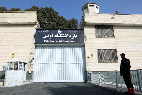 طالبن بوقف آلة القتل.. سجينات "إيفين" بطهران ينتفضن ضد حكم إعدام الناشطة بخشان عزيزي