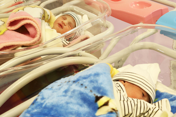 إيران تمنع إصدار شهادة ميلاد لرضيع بسبب اسم "محظور"