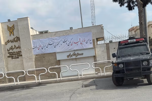 استقرار خودروهای نظامی کنار دانشگاه آزاد شهر قدس