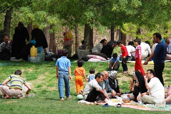 A file photo of people picnicking on Sizdah Bedar