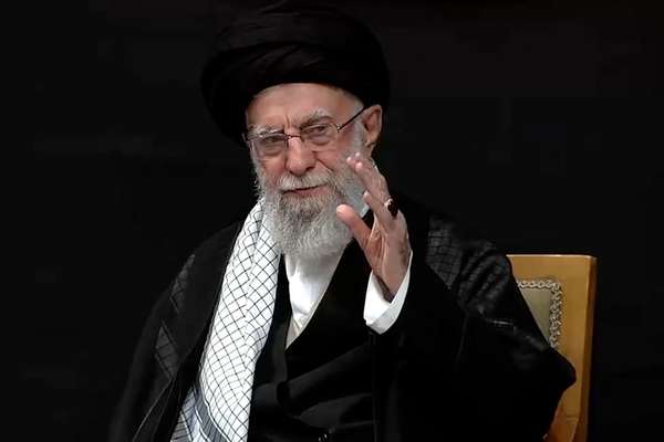 خامنئي: اقتحام السفارة الأميركية كان "عملاً مبرّرًا" جسّد هوية الثورة الإيرانية