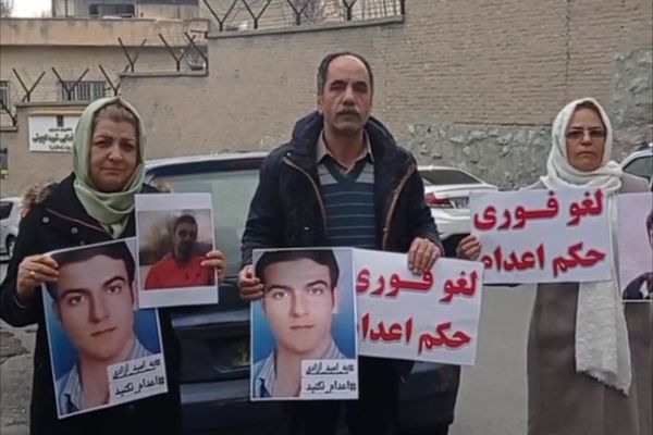 مجددا.. أهالي السجناء السياسيين المحكوم عليهم بالإعدام يتجمعون أمام سجن إيفين في طهران