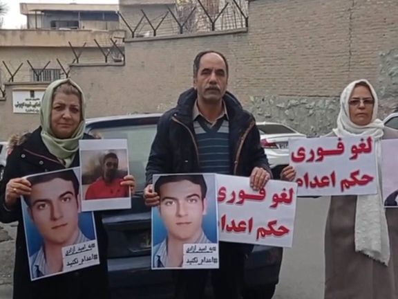 شماری از خانوادههای زندانیان سیاسی محکوم به اعدام مقابل زندان اوین تجمع کردند