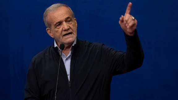 الرئيس الإيراني: الاحتجاجات تحولت إلى دموية وعنف بسبب "الأعداء"