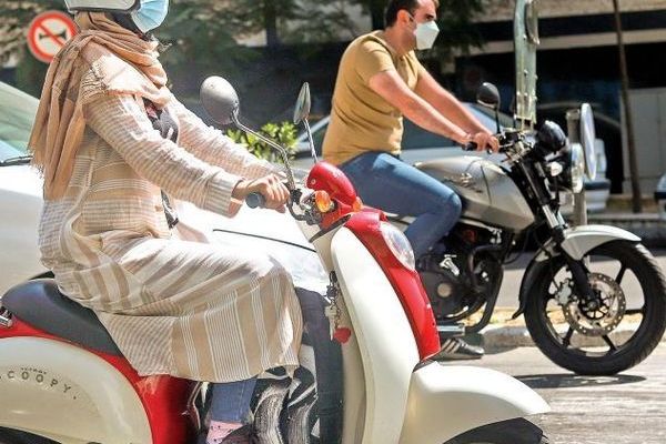 خاص: منع بيع البنزين لراكبات الدراجات النارية.. و"تقارير مصورة" لمحطات الوقود جنوبي إيران