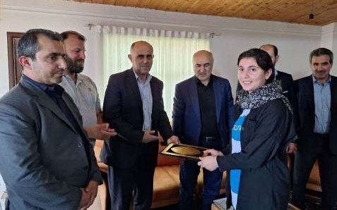 روزنامه اعتماد: دختر ورزشکار تقدیرشده در فرمانداری کلاردشت که حجاب نداشت، ۱۰ ساله است