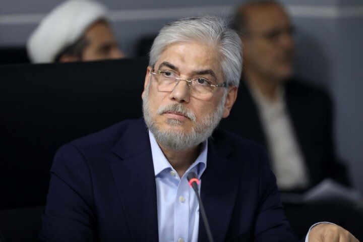 وزير العلوم الإيراني يدعو الفتيات المحجبات في أذربيجان إلى الالتحاق بجامعات إيران