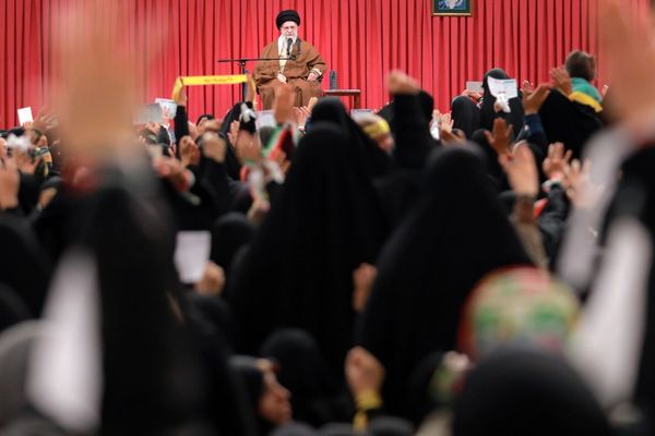 روزنامه زیر نظر خامنهای: دشمن آرزوی برهنه شدن زنان ما را دارد