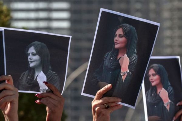 انتشار قوات عسكرية بمعدات ثقيلة في المدن الكردية واعتقال العشرات قبل ذكرى الانتفاضة بإيران