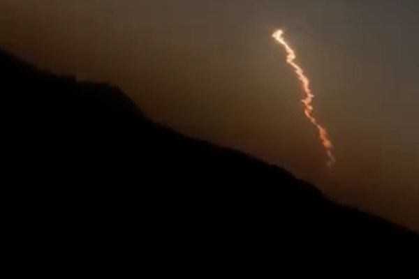 مشاهده شی نورانی در آسمان چند استان؛ جمهوری اسلامی آزمایش موشکی در داخل کشور را تایید کرد