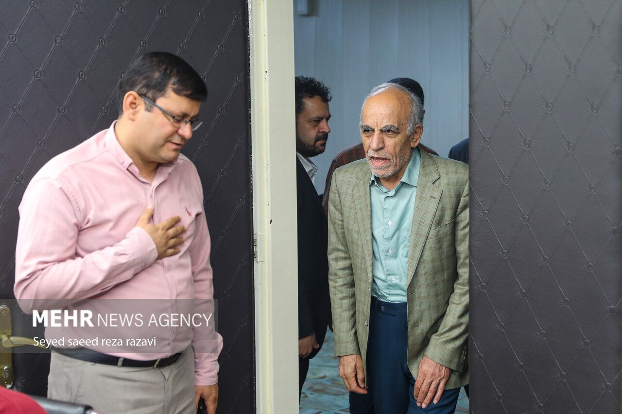 ممثل الرئيس الإيراني يدعو إلى التفاوض المباشر مع ترامب.. رغم موقف خامنئي الرافض 