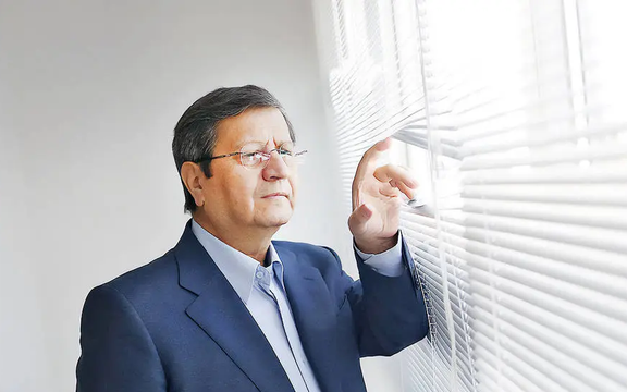 وزير الاقتصاد الإيراني يحذر من الاعتماد على النفط لتمويل الميزانية في الفترة القادمة