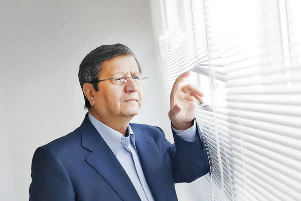 وزير الاقتصاد الإيراني يحذر من الاعتماد على النفط لتمويل الميزانية في الفترة القادمة