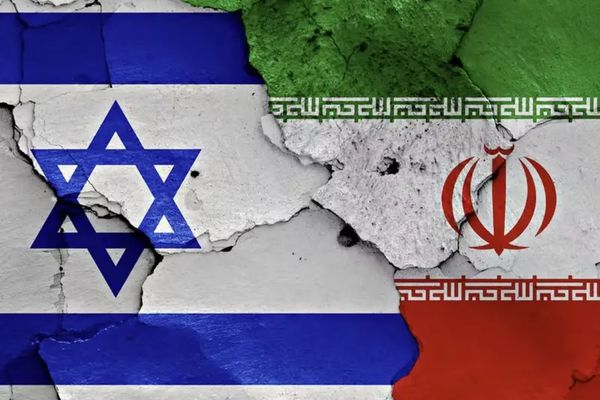 "نيوزويك": تحرّكات عسكرية وسياسية جديدة تعيد شبح الحرب بين إيران وإسرائيل