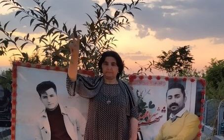 دایه مینا، مادر دادخواه، به اتهام «تبلیغ علیه نظام» و «بیحجابی» احضار شد