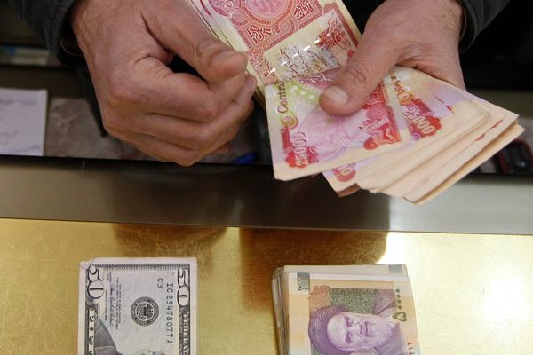 "وول ستريت جورنال": تكثيف الضغوط على إيران خفض من قيمة العملة العراقية