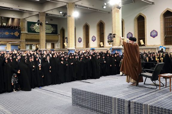 تحمیل حجاب اجباری به هدف حکومت برای پنهان کردن فساد اقتصادی و جلوگیری از توسعه پایدار کمک میکند