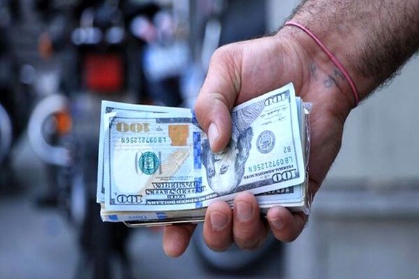أرقام قياسية جديدة في سوق العملات والذهب.. والدولار يتجاوز 44 ألف تومان إيراني