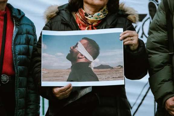Iranian protesters in France demanding the release of the rapper Toomaj Salehi.