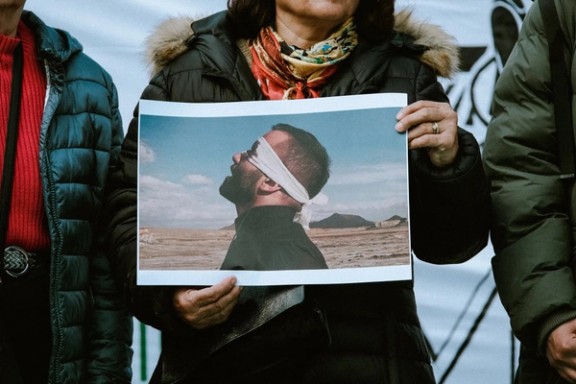 Iranian protesters in France demanding the release of the rapper Toomaj Salehi.