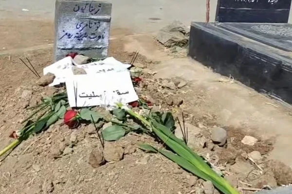 والد مهسا أميني: سرّ أحبائنا الراقدين تحت هذا التراب لن يبقى مخفيًا إلى الأبد