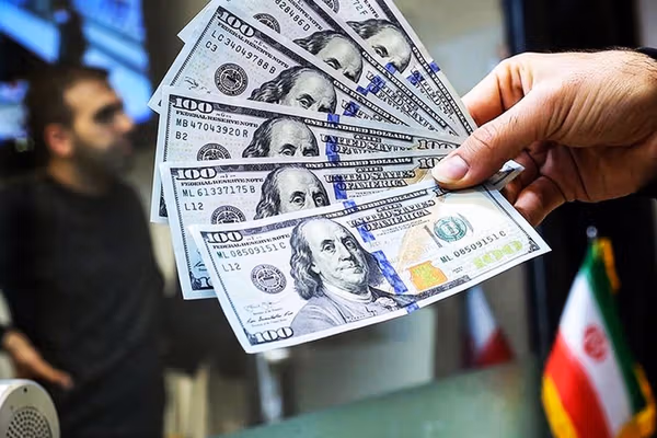 دلار از ۱۳۵ هزار تومان گذشت و سکه مرز ۱۴۷ میلیون تومان را رد کرد