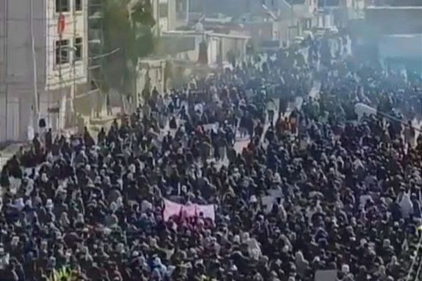 تجمعات احتجاجية في 3 مدن إيرانية.. وإمام سني : لا شرعية لنظام لا يستمع لصوت شعبه
