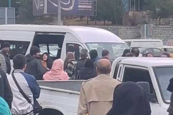 اعتقال سيدة بشكل عنيف في طهران بسبب رفضها ارتداء "الحجاب الإجباري"
