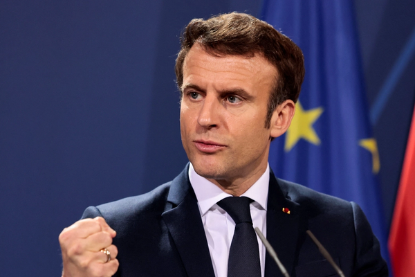 ماكرون: نعمل بلا كلل لإطلاق سراح فرنسيين اثنين محتجزَيْن في إيران