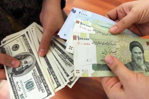 استمرار انهيار العملة الإيرانية.. والدولار يتخطى 50 ألف تومان