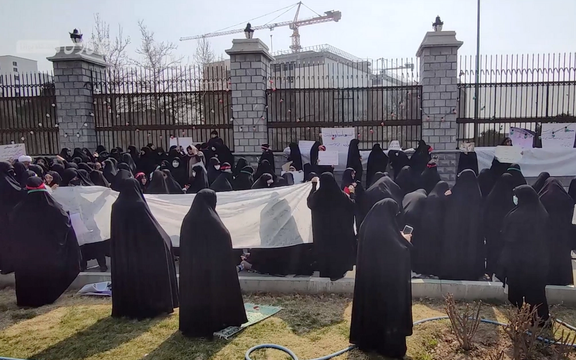 زنان حامی حکومت در تجمعی مقابل مجلس خواستار «رسیدگی به بیحجابی» شدند