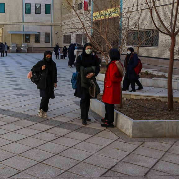 "اعتماد": اتساع الفجوة بين المدارس الحكومية والخاصة وخطر "طبقية التعليم" يتفاقم في إيران