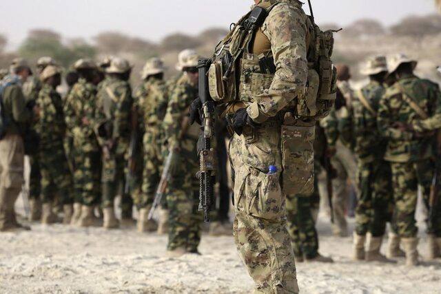 A US special forces soldier stands in front of Chadian soldiers during Flintlock 2015, an American-led military exercise, in Mao, February 22, 2015. 