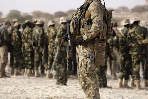 A US special forces soldier stands in front of Chadian soldiers during Flintlock 2015, an American-led military exercise, in Mao, February 22, 2015.