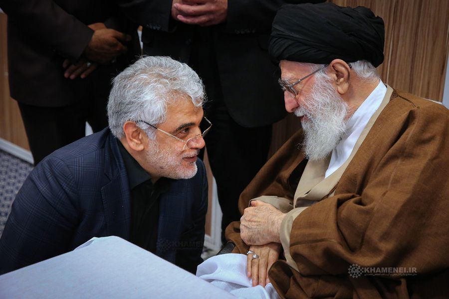 دیدار علی خامنه‌ای با محمدمهدی طهرانچی، از گردانندگان برنامه هسته‌ای حکومت ایران، که در جریان جنگ ۱۲ روزه کشته شد