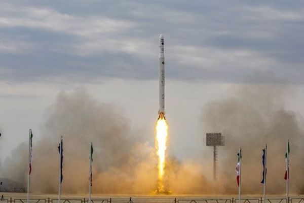 قبيل محادثات إسطنبول.. إيران تعلن اختبار صاروخ فضائي جديد وسط تصاعد التوتر مع الغرب