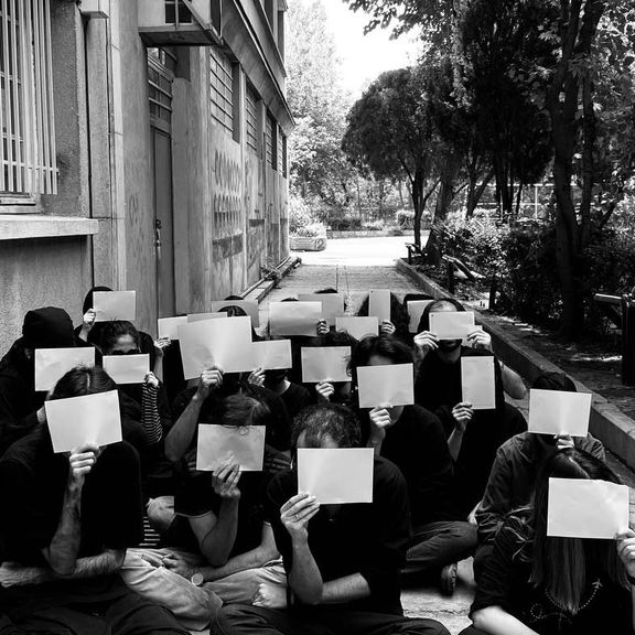 دانشجویان با پوشیدن لباسِ سیاه عزا، در اعتراض به اجرای احکام ظالمانه اعدام تحصن کردند