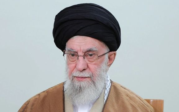علی خامنهای: مردم با خرید سکه و ارز برای کشور مشکلات ایجاد میکنند