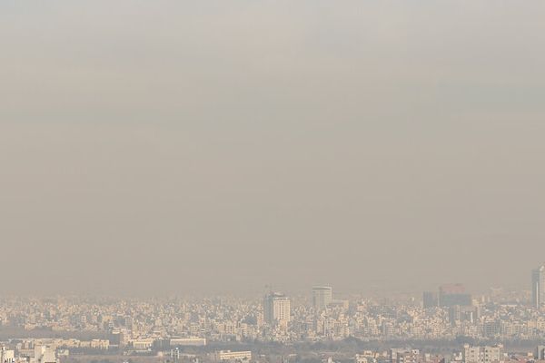 طهران تحت سماء حمراء للمرة الخامسة خلال أسابيع.. تلوث الهواء يهدد صحة الإيرانيين