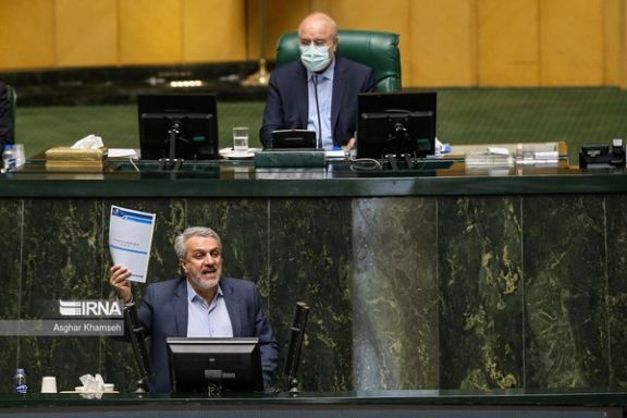 Industry Minister Reza Fatemi-Amin defending himself at the parliament on April 30, 2023