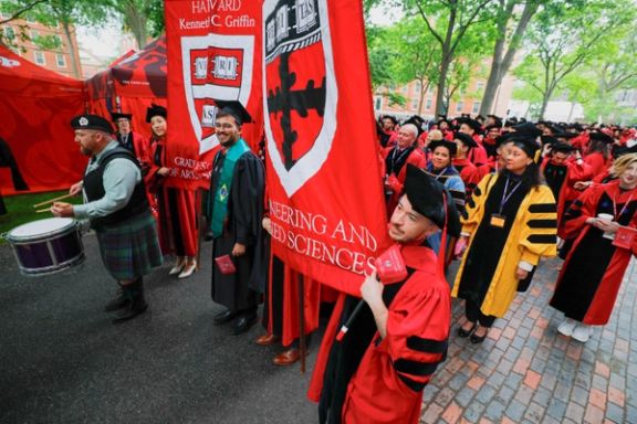دانشجویان در مراسم فارغالتحصیلی دانشگاه هاروارد در شهر کمبریج