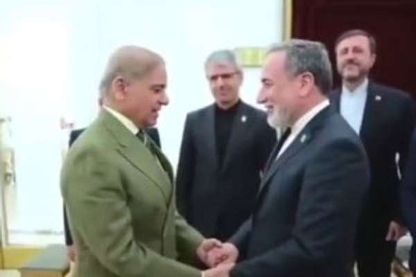 عراقچی در سفر به اسلامآباد، با نخست وزیر پاکستان دیدار کرد