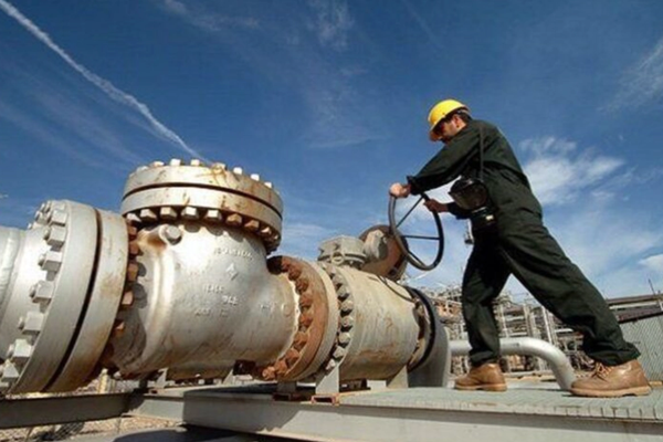 رغم أزمتها الداخلية والمخاوف من نقص الإنتاج.. إيران تجدد عقود تصدير الغاز إلى العراق