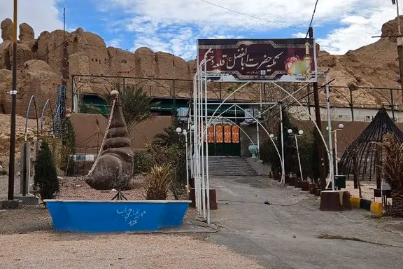 کهنترین قلعه تاریخی ایران از سوی یک هیئت مذهبی تصرف و به انبار ضایعات تبدیل شده است