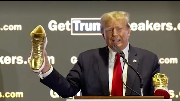 یک روز پس از محکومیت به جریمه، دونالد ترامپ از برند کفش ورزشی خود رونمایی کرد